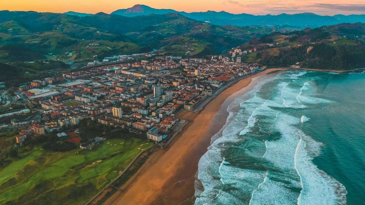 Qué ver en Zarautz: mini-guía para disfrutar del mar y la naturaleza
